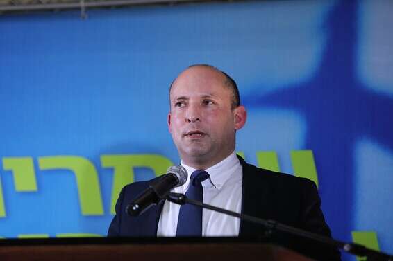 בנט במסיבת העיתונאים בה תקף את ממשלת החירום // צילום: אורן בן חקון